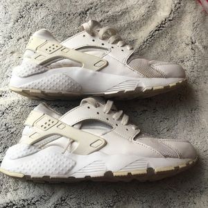 White Nike Huarache